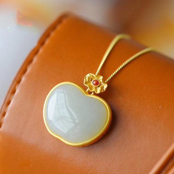 Collar con colgante de manzana de jade blanco hetiano natural