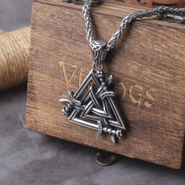 Collar de espada Valknut de acero inoxidable empaquetado en caja de madera como regalo