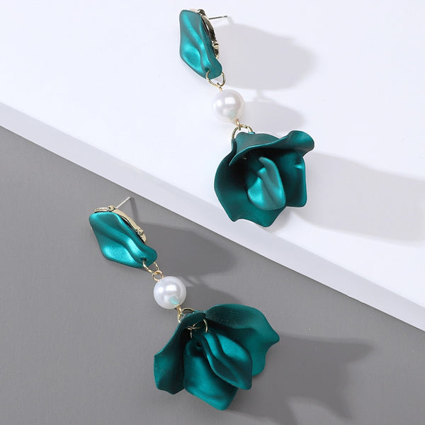 Pendientes largos con borlas y pétalos de rosa brillantes de acrílico románticos y elegantes para mujer