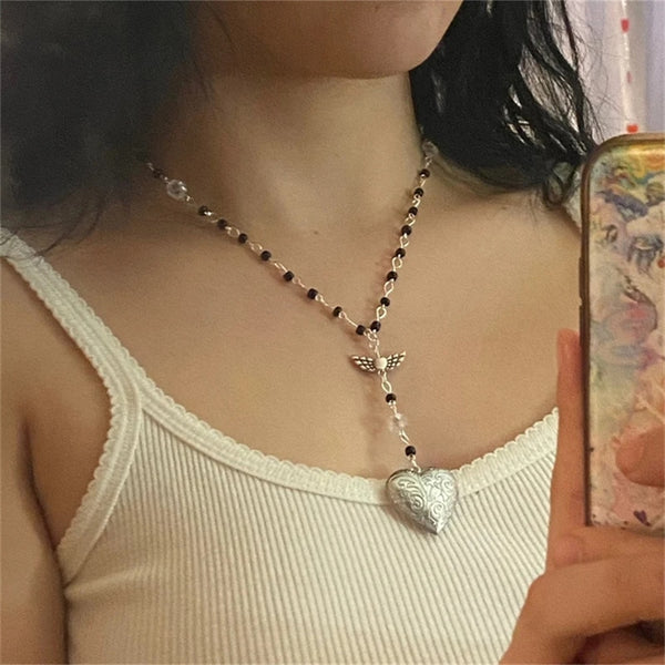 Collar estilo rosario con medallón de corazón hecho a mano