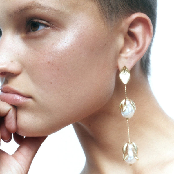 Elegantes pendientes largos con diseño de hojas de perla simulada para mujer
