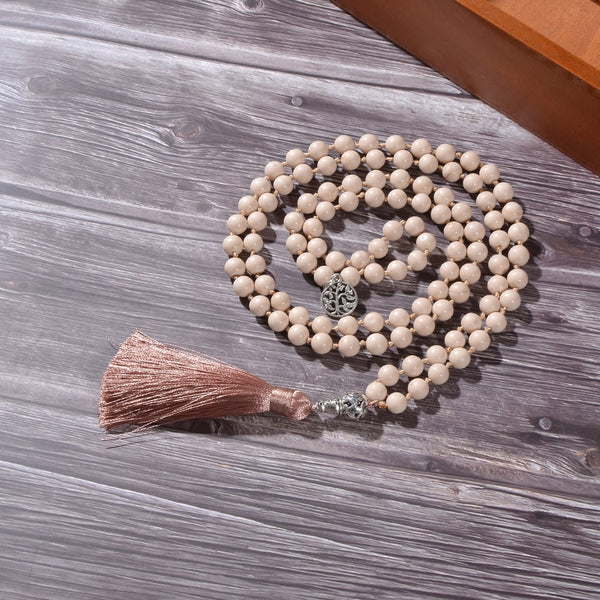 Collar Mala 108 anudado con cuentas fósiles blancas de 8 mm para meditación, oración y yoga.