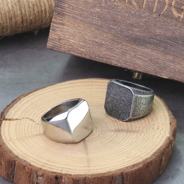 Anillo de acero inoxidable con letras para hombre, estilo sencillo, color negro y plateado, con sello cuadrado.