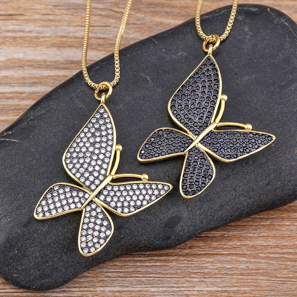 Exquisito collar con colgante de mariposa de la suerte con incrustaciones de cristal brillante de circón para mujer