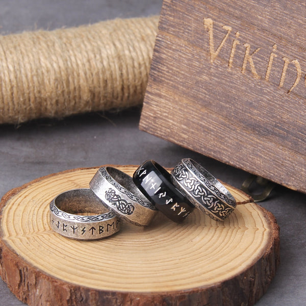 Anillo de acero inoxidable con runas vikingas que nunca se decolora, liso, moderno y popular en el norte de Europa.