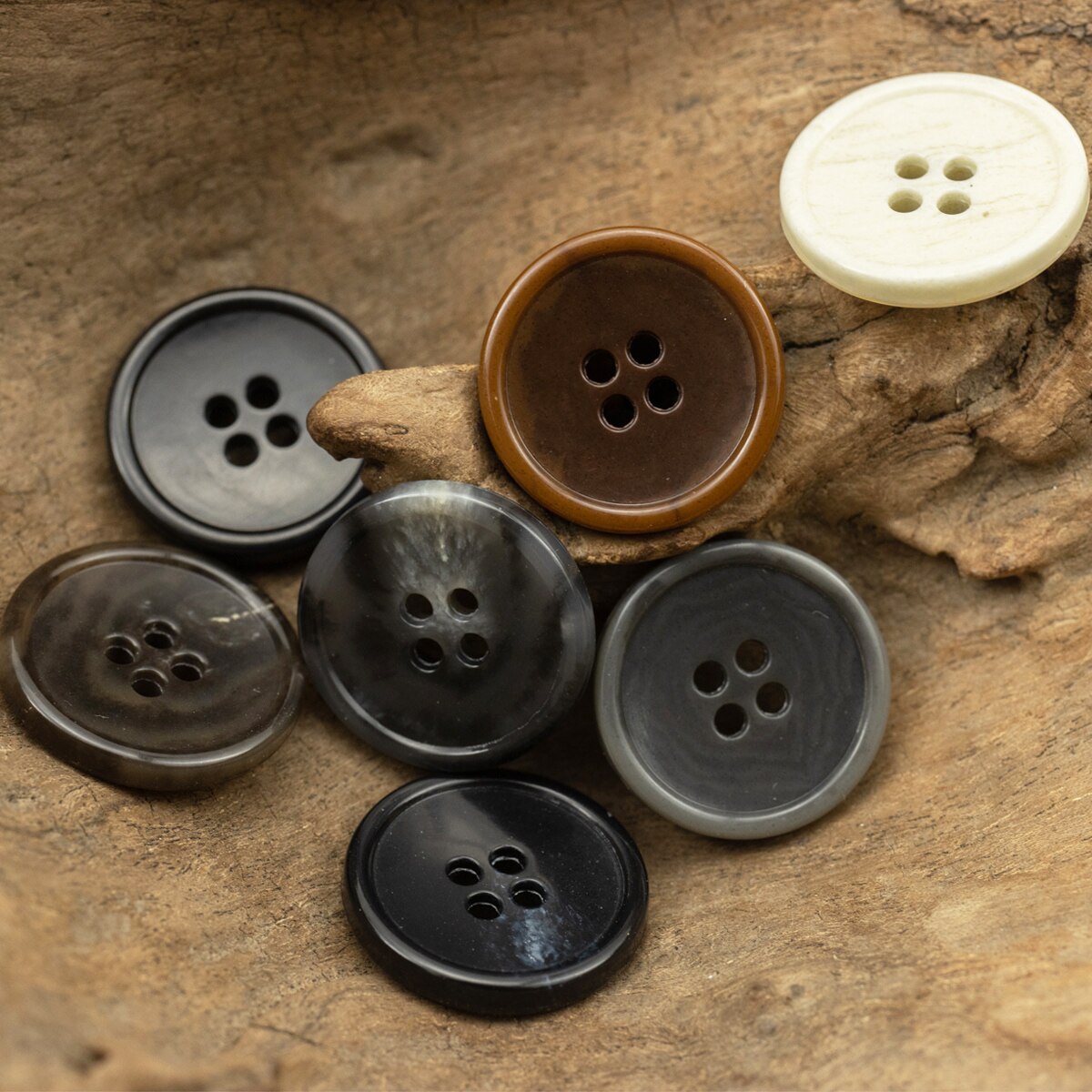 High Quality 4 Hole Round Rim Urea Buttons for Suit Sewing Accessories for Jacket Blazer
