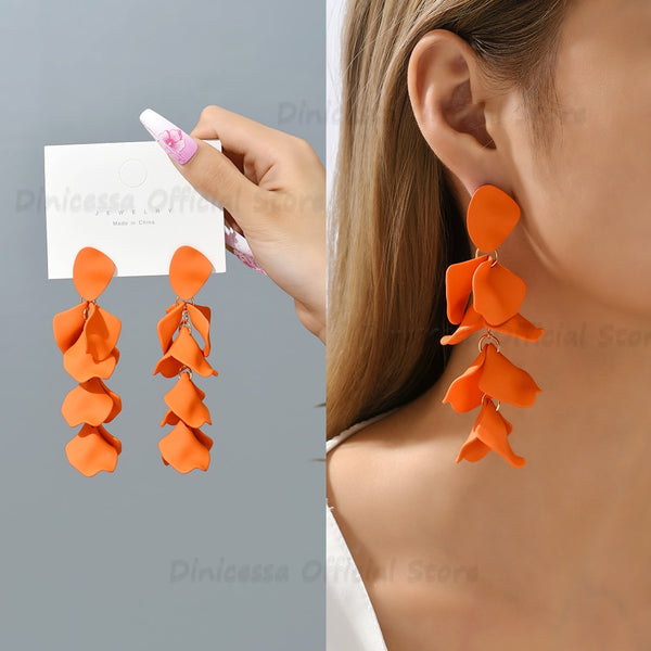 Elegantes pendientes largos de pétalos de flores colgantes para mujer