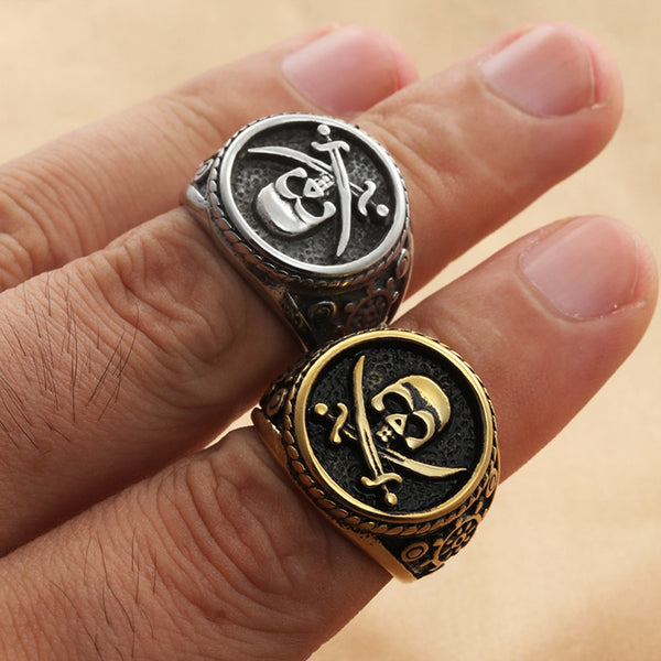 Anillo de acero inoxidable con brújula y sello vikingo vintage para hombre, con doble cuchillo y calavera, color dorado y plateado.