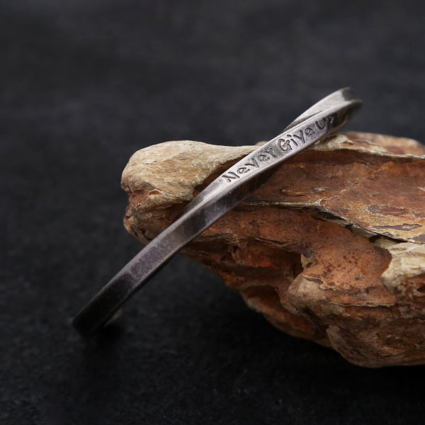 Pulsera de acero inoxidable 316L estilo punk vintage con diseño de puño giratorio para hombre y mujer.