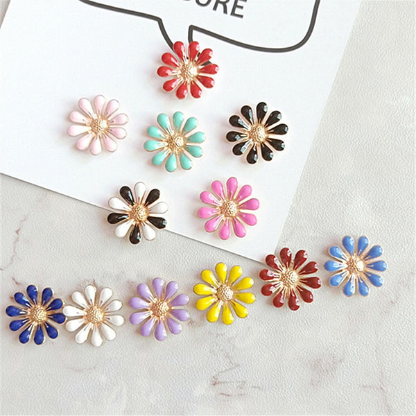 Lote de 10 botones de metal artificiales elegantes de 18 mm y 9 colores para manualidades, con diseño de margaritas y flores decorativas.
