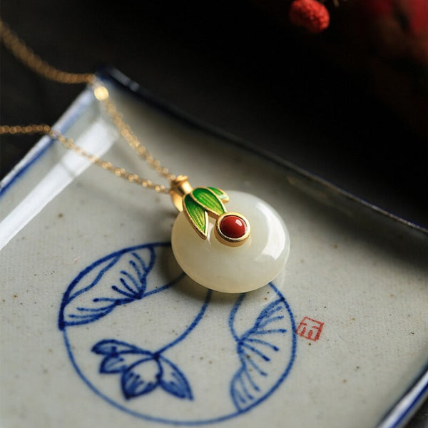 Fresco y original colgante redondo de jade Hotan natural con incrustaciones de oro antiguo