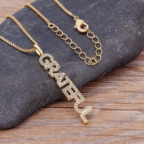 Collar de cadena larga con colgante de letras de agradecimiento de diseño simple, de cobre y circonita color dorado para mujer.