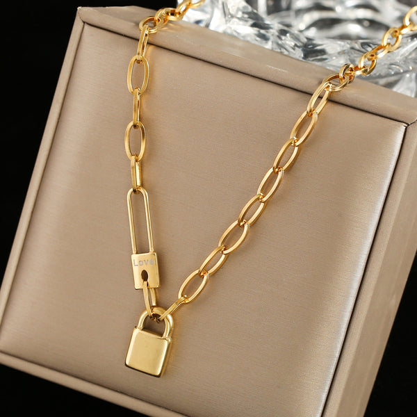 Collar con cierre de acero inoxidable para mujer