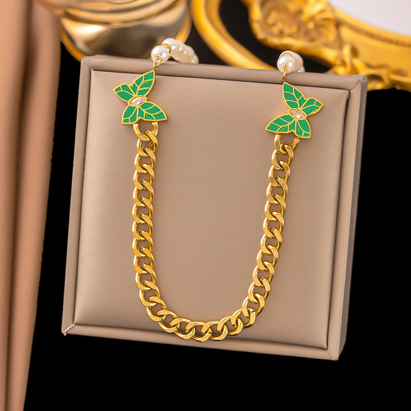 Collar elegante con dije de mariposa y perlas bañado en oro para mujer