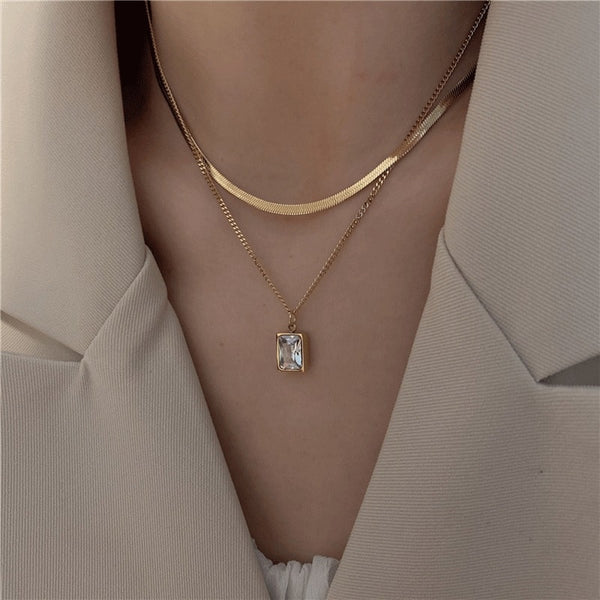 Gargantilla de cadena con dijes de circonita incrustados en geometría de dos capas para mujer
