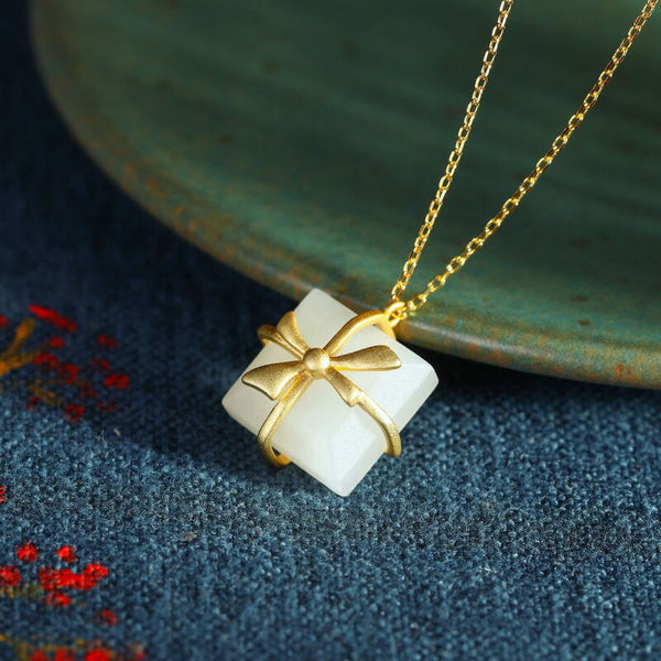 Nuevo collar con colgante en forma de caja de regalo con lazo de jade cuadrado de Hetian natural con incrustaciones