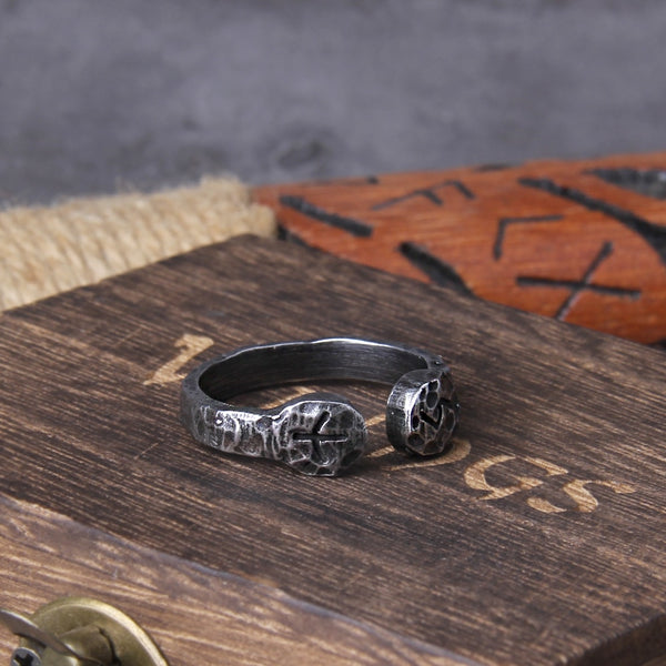 Anillo de acero inoxidable con runas vikingas que nunca se descolora