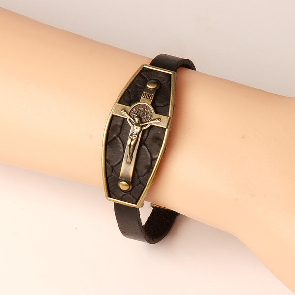 Pulsera de cuero negro con grilletes geométricos de bronce, cruz, león, búho y alas