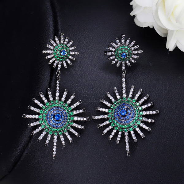 Pendientes largos colgantes con forma de estrella doble grande y pavé de circonitas cúbicas verdes
