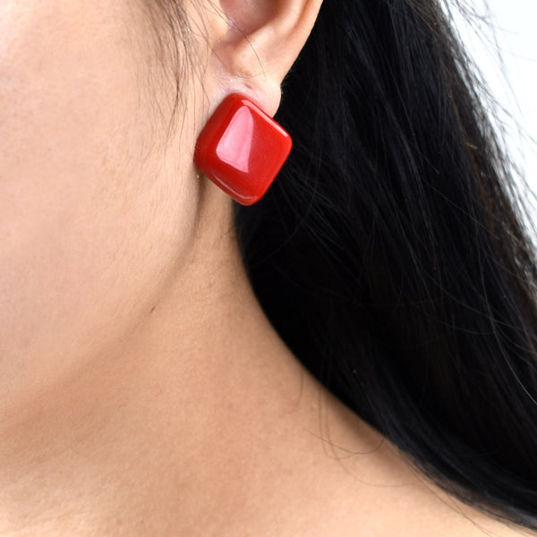 Pendientes minimalistas con clip cuadrado geométrico en rojo y amarillo