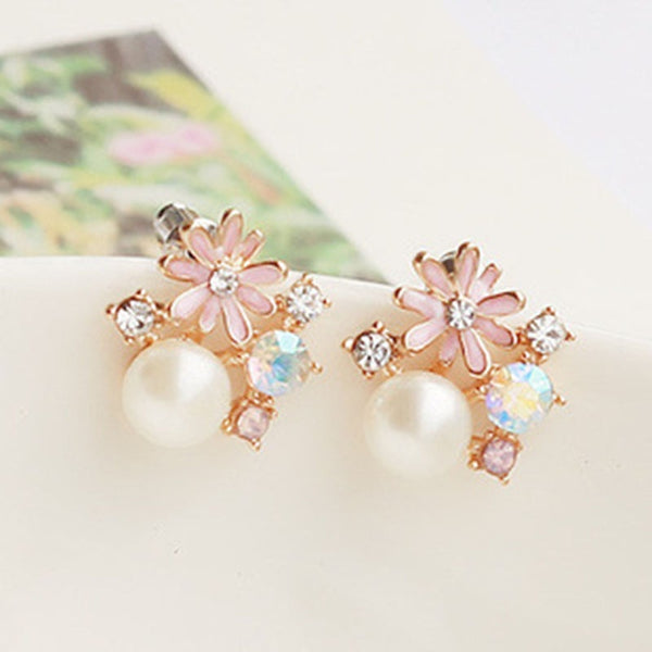 Pendientes de perlas estilo flor para mujer, con clip chapado en oro.