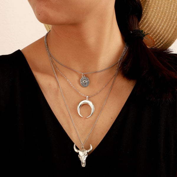 Collar multicapa vintage de plata con forma de ojo, luna y cabeza de toro