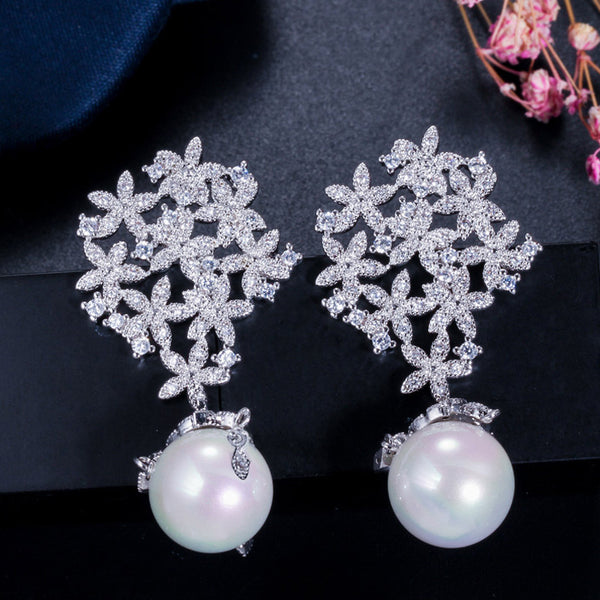 Elegantes pendientes de novia con grandes flores y perlas colgantes de circonita cúbica blanca limpia y hueca