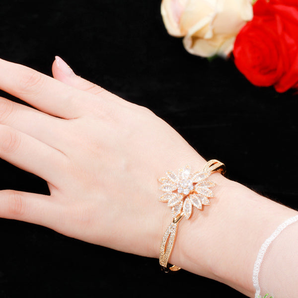 Pulsera redonda con flores en 3D