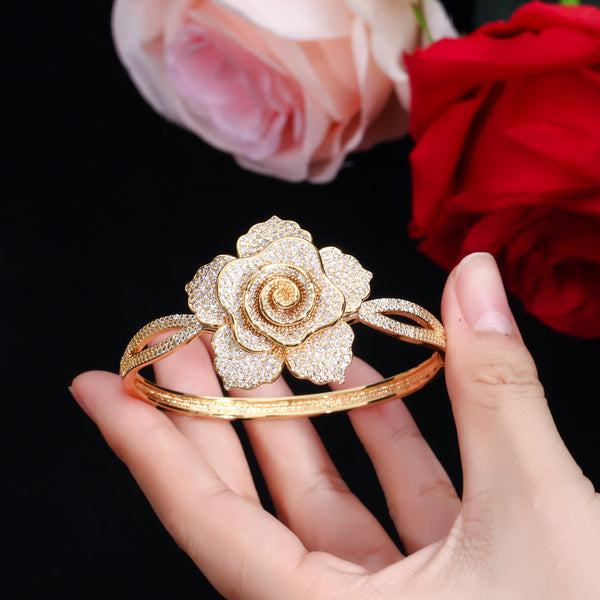 Hermoso brazalete de mujer con flor grande y circonita cúbica micropavé