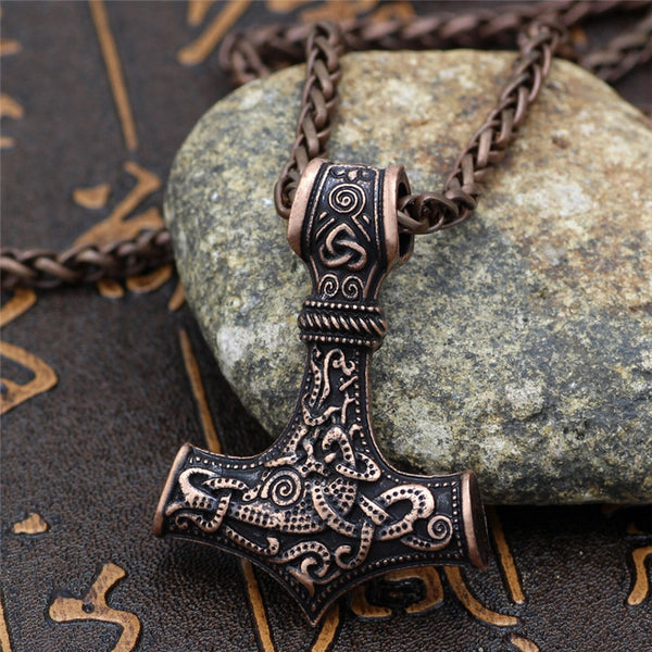Collares vikingos con el martillo de Thor y Mjolnir