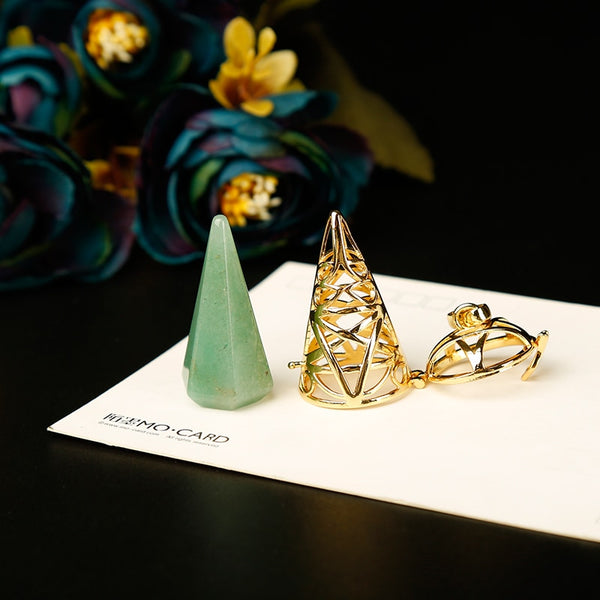 Péndulo dorado de elegantes piedras naturales y minerales de cristal.