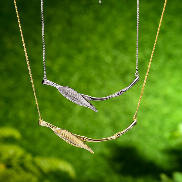 Collar con colgante de rocío matutino sobre hoja de bambú en plata de ley 925 para mujer