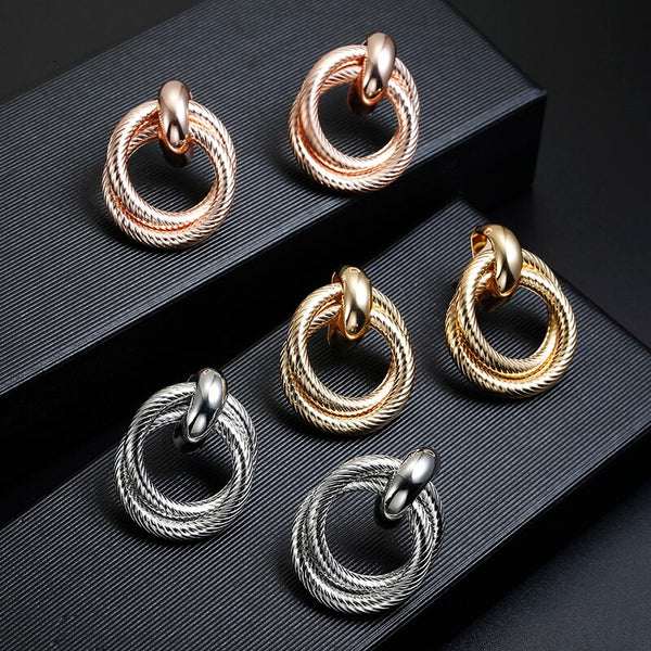 Pendientes de clip sin perforar para mujer, estilo vintage dorado, con diseño geométrico y redondo.