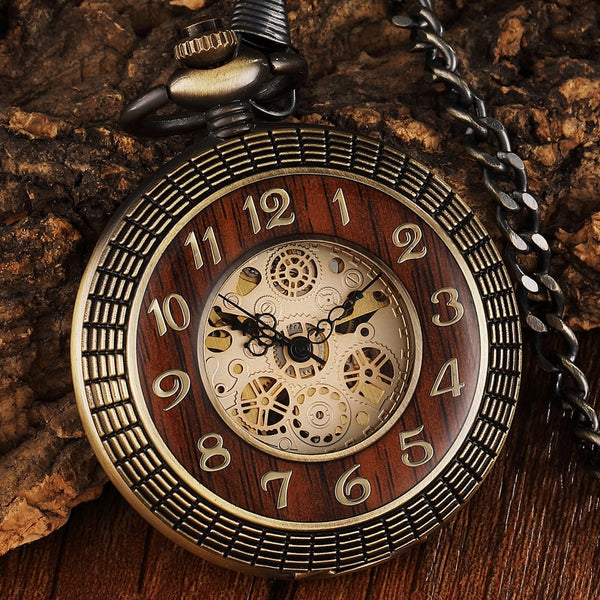 Reloj de bolsillo mecánico vintage con esfera de números tallados en madera circular