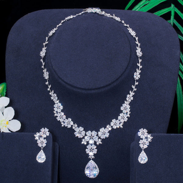 Conjuntos de collar y aretes clásicos de boda con grandes flores y gotas de agua