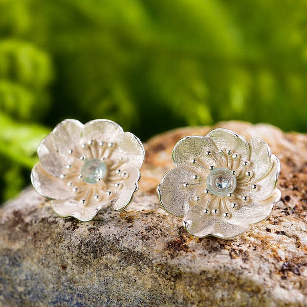 Pendientes de botón con flor de anémona en oro de 18 quilates