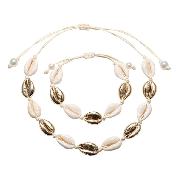 Collares con dijes de cauri y concha dorada de Bohemia Nature