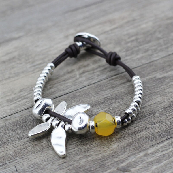 Pulsera elegante de cuero con dijes de libélula de colores para mujer