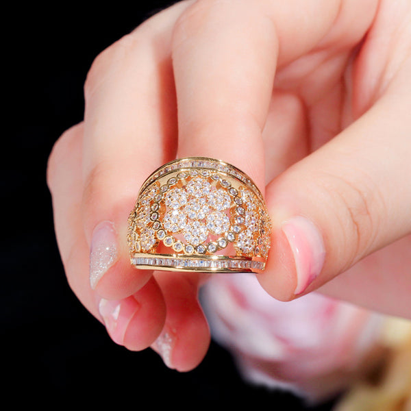Anillos de oro amarillo con flor grande y micro pavé de circonitas cúbicas
