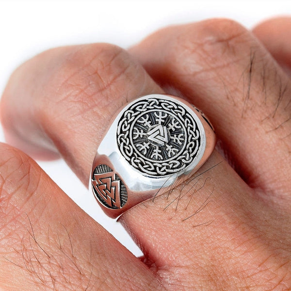 Anillo de acero inoxidable con el Yelmo del Asombro de Valknut Vikingo