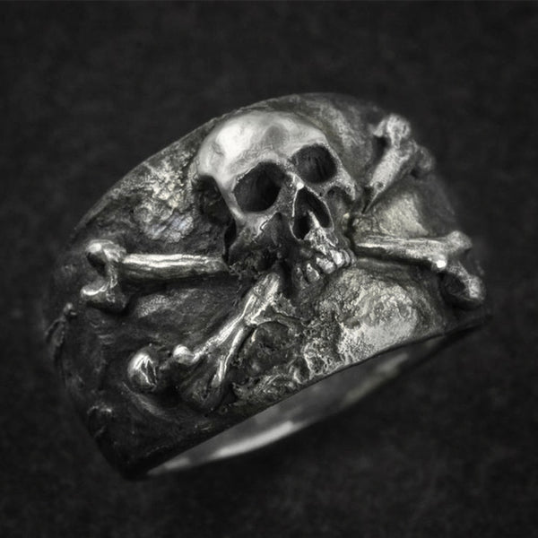 Anillo vintage de calavera pirata con huesos cruzados