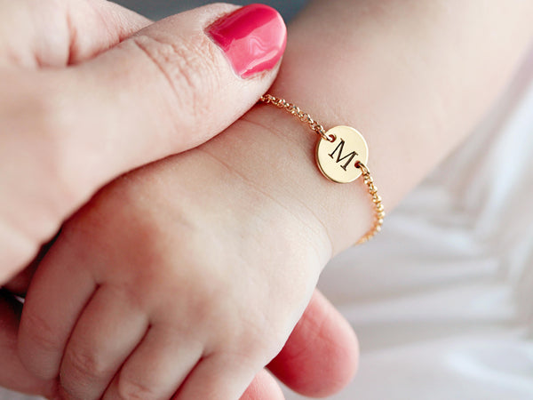 Pulsera con inicial cursiva