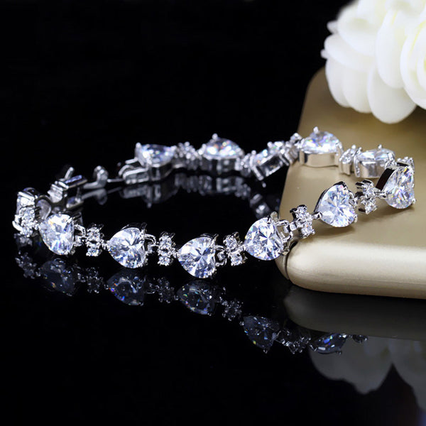 Pulsera de cristal de circonita cúbica conectada con forma de corazón grande