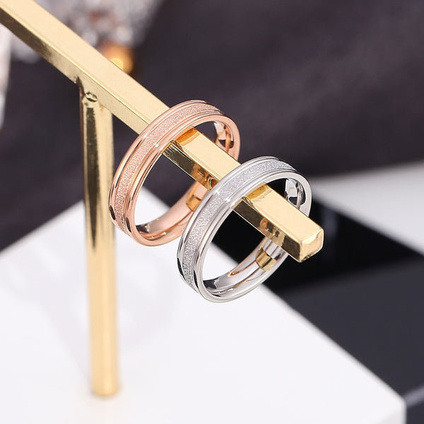 Anillo de bodas esmerilado de color oro rosa