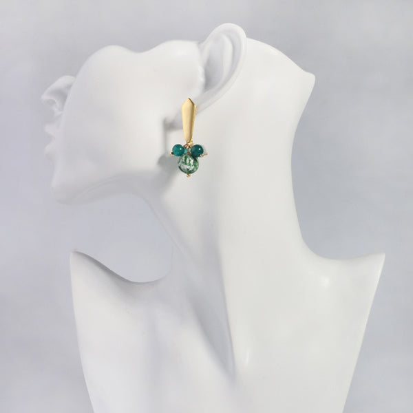 Elegantes pendientes minimalistas de clip con cuentas de piedra natural verde dorada sin perforar