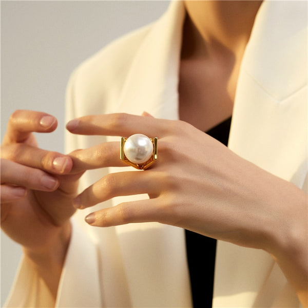 Anillos huecos de metal dorado con grandes perlas de imitación