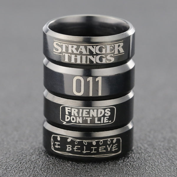 Anillo de acero inoxidable negro de Stranger Things con la letra "Friends Don't Lie I Believe"