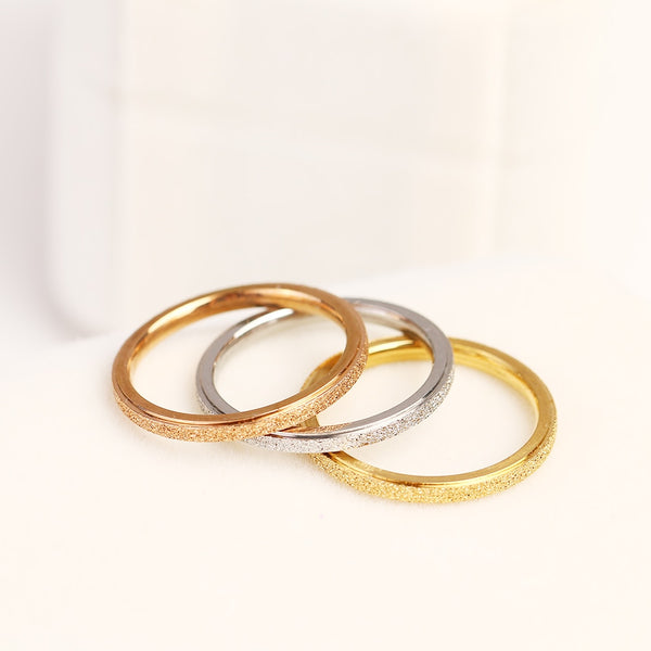 Anillo clásico simple de acero mate estrecho/titanio para mujer