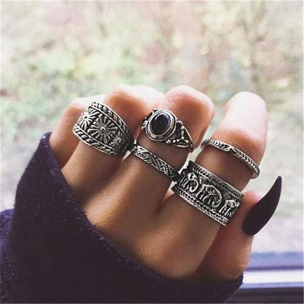 Anillo con forma de media luna, elefante, flor y corona de piedra de ópalo negro