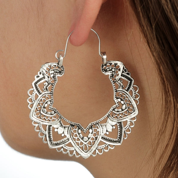 Pendientes colgantes antiguos tallados en color plata